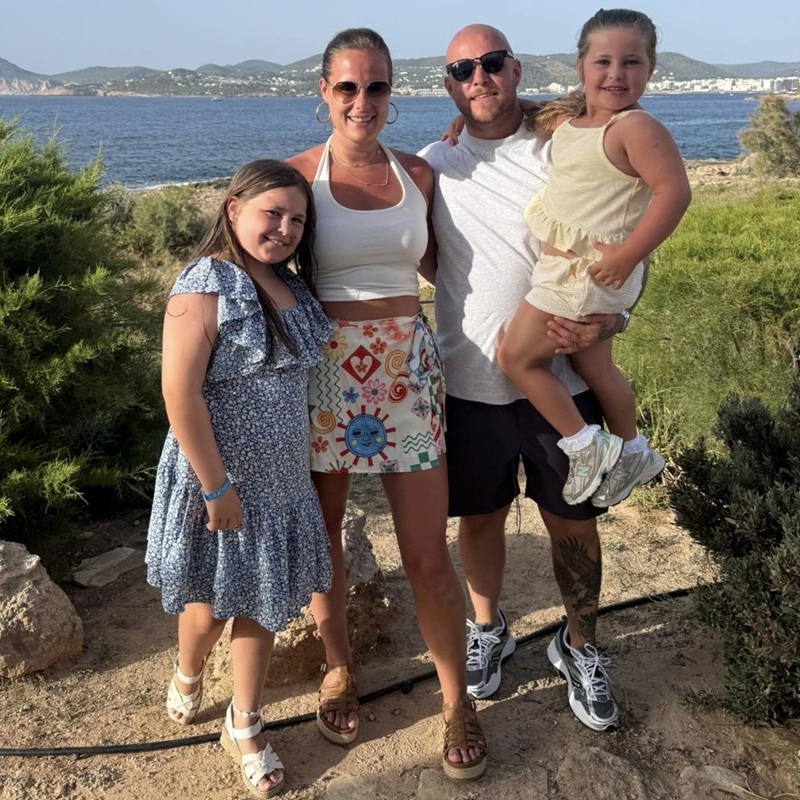 A photo of Christie patient Lucy Jackson, her husband Callum and their 2 young daughters on holiday.